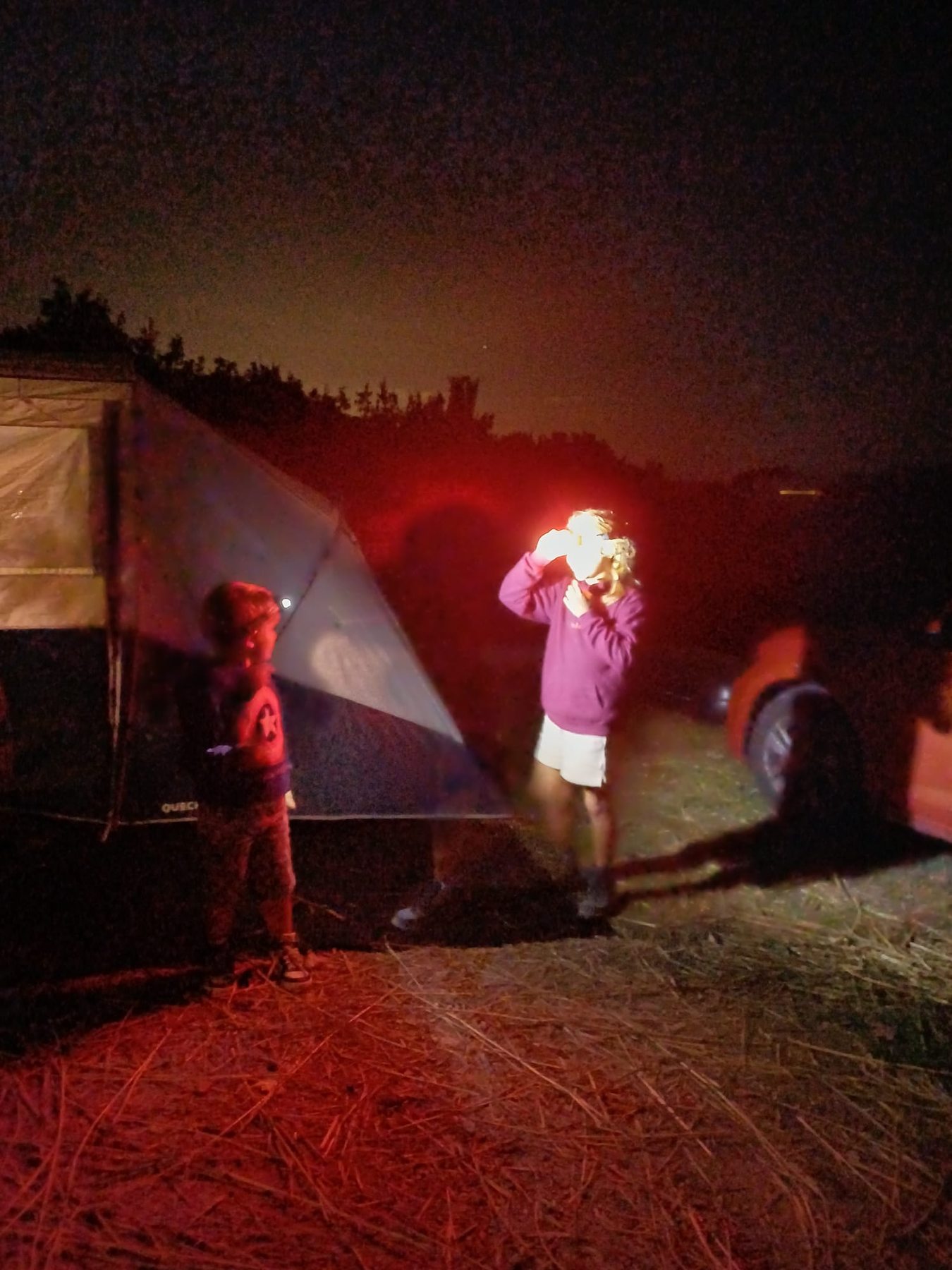 La sera davanti alla tenda nel campeggio di Sciarborasca
